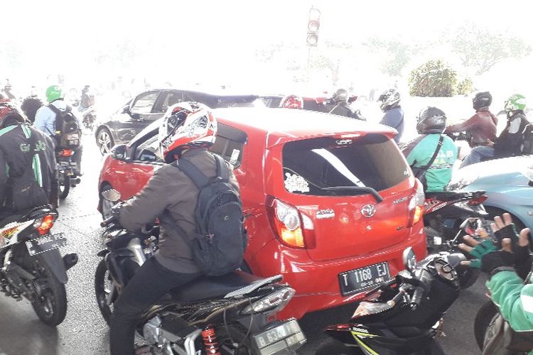 Pengendara asal Karawang, Jawa Barat terkena penindakan lalu lintas ganjil-genap persiapan Asian Para Games 2018 di Jalan Letjen S. Parman, Jakarta Barat pada Senin (3/9/2018).