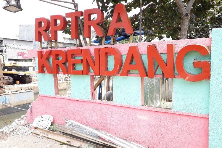 RPTRA Krendang terkena dampak proyek Sumber Daya Air dalam pembangunan sheet pile atau dinding turap pada Senin (22/10/2018). Akibatnya, bagian pagar dicopot dan beberapa area taman terpakai.