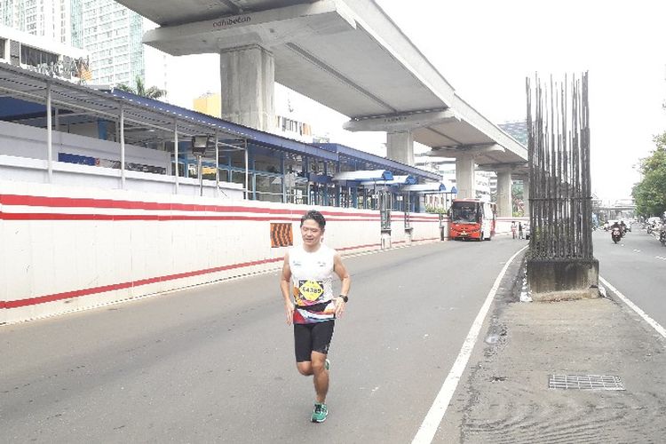 Pelari Electric Jakarta Marathon melintasi jalur cepat Jalan HR. Rasuna Said, Kuningan, Jakarta Selatan pada Minggu (28/10/2018).