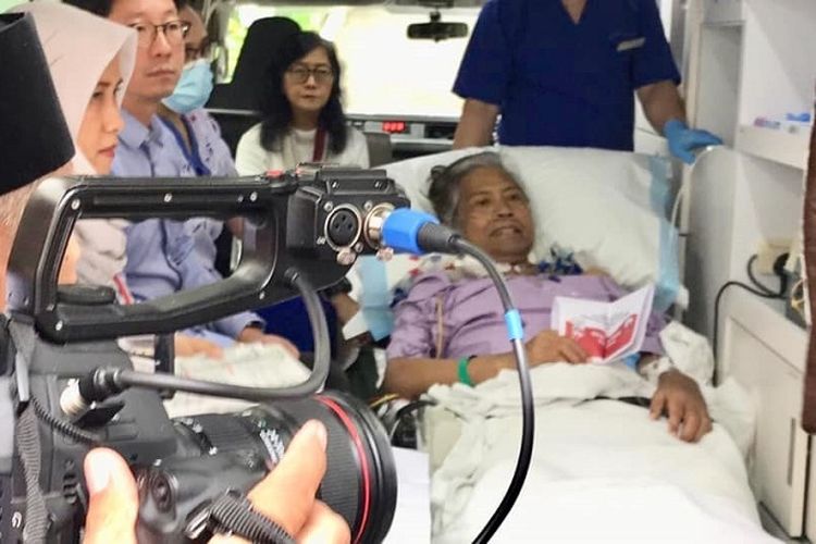 Pendeta Bigman Sirait mendapat izin mencoblos di ambulans setelah sempat mengalami kesulitan memberikan hak suaranya karena sedang menjalani perawatan di sebuah rumah sakit di Singapura.