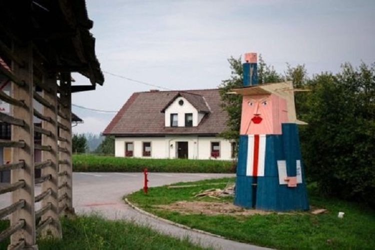 Inilah Patung Liberty versi Presiden Amerika Serikat (AS) Donald Trump yang didirikan di desa Sela pri Kamniku, Slovenia.