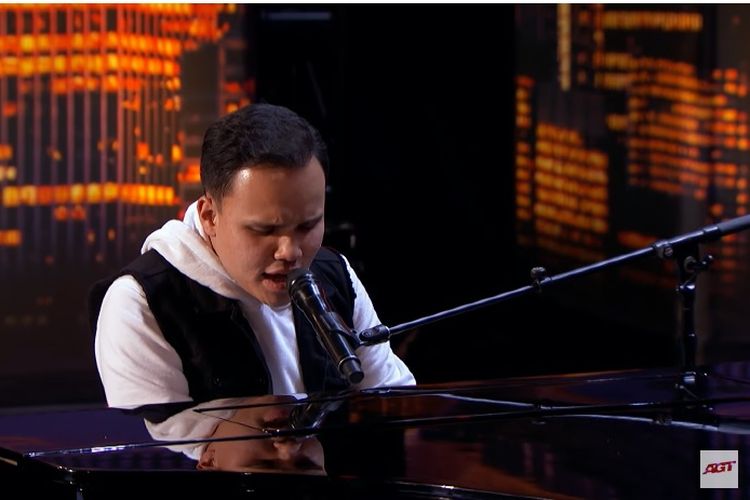 Kodi Lee (23) menyanyi dan bermain piano pada babak audisi Americas Got Talent musim 14. Kodi Lee adalah penyandang autisme dan tunanetra.