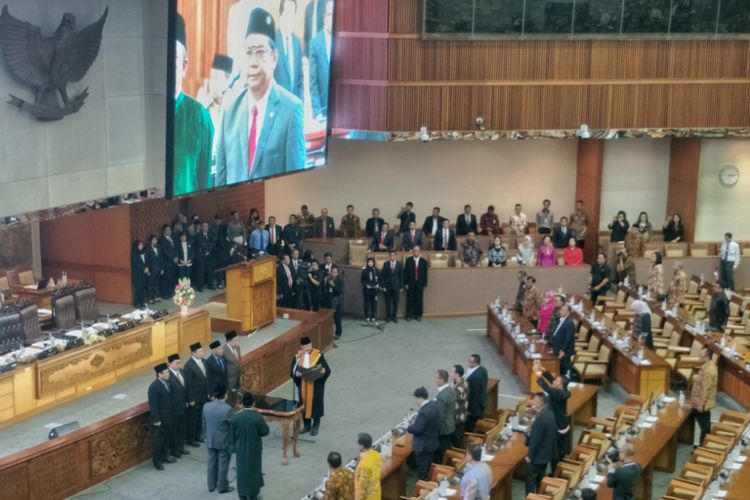 Pimpinan DPR melantik politisi PDI-P Utut Adianto pada Rapat Paripurna di gedung Nusantara II, Kompleks Parlemen, Senayan, Jakarta, Selasa (20/3/2018).