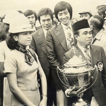 Team Thomas Cup Indonesia berhasil memboyong kembali Piala Thomas dalam pertandingan di Bangkok bersama Team Manager Emon Suparman, pada Rabu siang telah tiba di lapangan udara Halim Perdanakusumah, telah disambut oleh para pelajar dan masyarakat ibukota. Pada gambar para peserta Team Thomas Cup Indonesia bersama team manager sedang membawa piala Thomas tersebut.