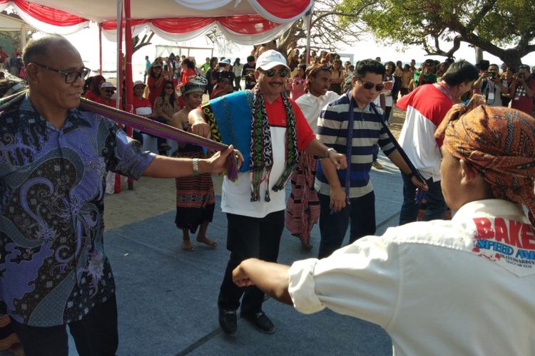 Menteri Pariwisata Arief Yahya (bertopi putih) menari Tarian Likurai di Pantai Pasir Putih di Desa Kenebibi, Kecamatan Kakuluk Mesak, Kabupaten Belu, Nusa Tenggara Timur (NTT), Jumat (5/10/2018).