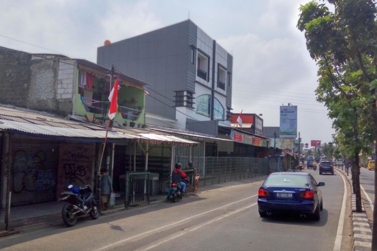 Seluruh toko-toko yang ada di sepanjang Jalan Dewi Sartika Depok terpantau tutup pada Kamis (7/9/2017) pagi. Situasi ini terjadi saat bersamaan berlangsung aksi unjuk rasa menolak sistem satu arah (SSA) di jalan tersebut.