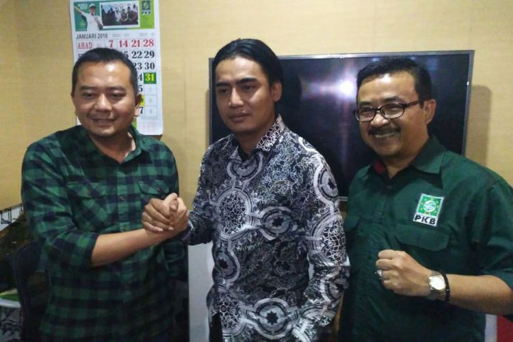 Charly Van Houten (tengah), vokalis Setia Band saat mengunjung kantor DPW PKB Jawa Barat di Bandung, Rabu (27/12/2107).