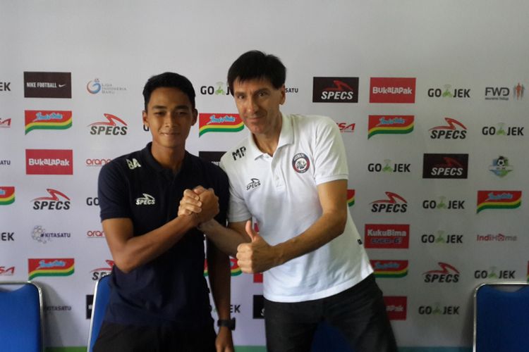 Pelatih Arema FC, Milan Petrovic bersama Bagas Adi usai konferensi pers di Kantor Arema FC, Kota Malang, Senin (21/5/2018)