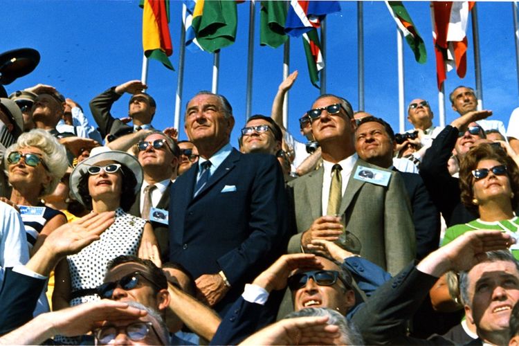 Mantan Presiden Lyndon B. Johnson saat menyaksikan peluncuran Apollo 11 16 Juli 1969