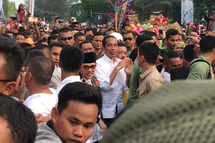 Capres 01 Joko Widodo saat berjalan kaki ke kampanye terbuka di Bukit Gelanggang, Kota Dumai, Selasa (26/3/2019).
