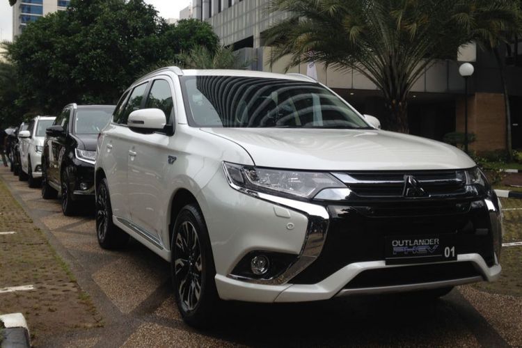 Mitsubishi Outlander PHEV yang diserahkan kepada Pemerintah Indonesia
