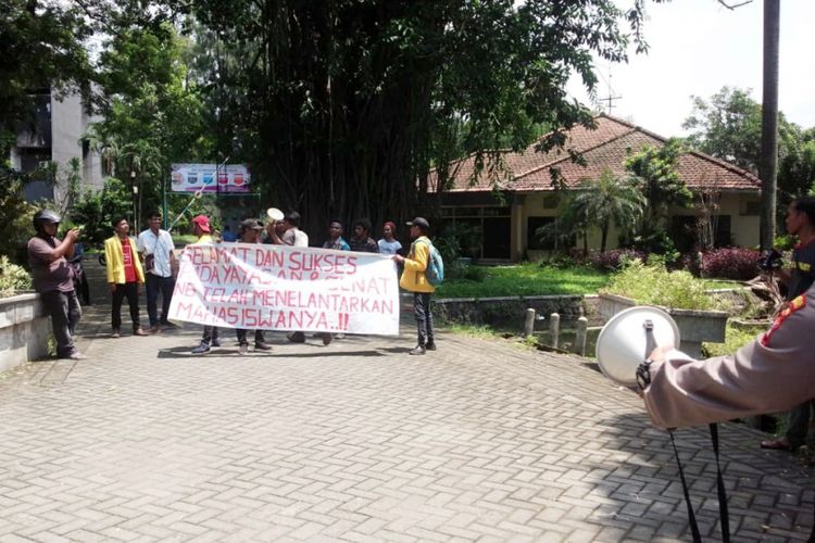 Belasan mahasiswa Universitas Darul Ulum (Undar) Jombang Jawa Timur, menggelar aksi demonstrasi terkait konflik internal di kampus mereka, Senin (25/2/2019).