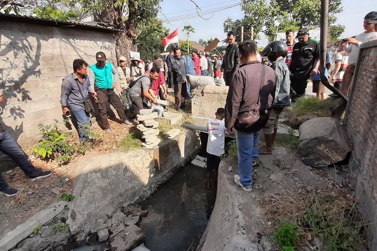 Warga Desa Panggungharjo, Bantul, Yogyakarta, menutup saluran irigasi Kamis (25/7/2019)