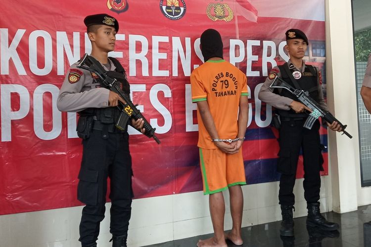 Aparat kepolisian Polres Bogor menangkap pelaku pembunuhan seorang bocah berusia 11 tahun di Bogor, Jawa Barat, Senin (9/9/2019)