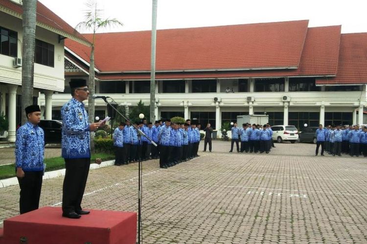 Bupati Aceh Utara H Muhammad Thaib menyampaikan arahan dalam apel perdana seusai libur Lebaran di halaman kantor bupati Aceh Utara, Kamis (21/6/2018).