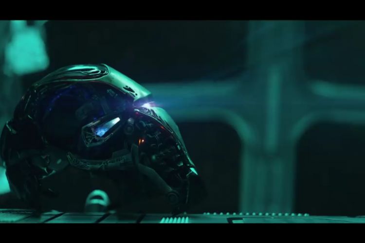 Armor Iron Man dalam Avengers: Endgame tampak rusak parah akibat pertermpuran melawan Thanos di Avengers: Infinity War.