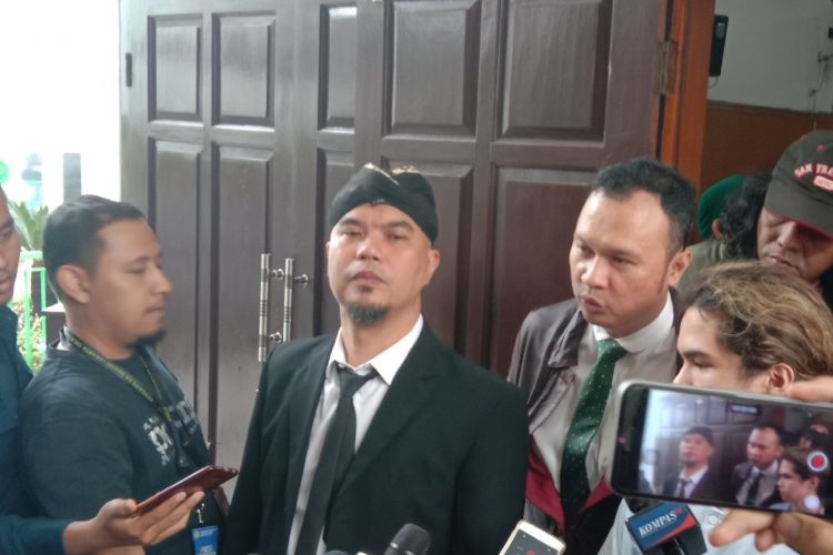 Ahmad Dhani menghadiri sidang pembacaan pledoi atau nota pembelaan untuk kasus ujaran kebencian yang menjeratnya di Pengadilan Negeri (PN) Jakarta Selatan, Ampera Raya, Senin (10/12/2018).