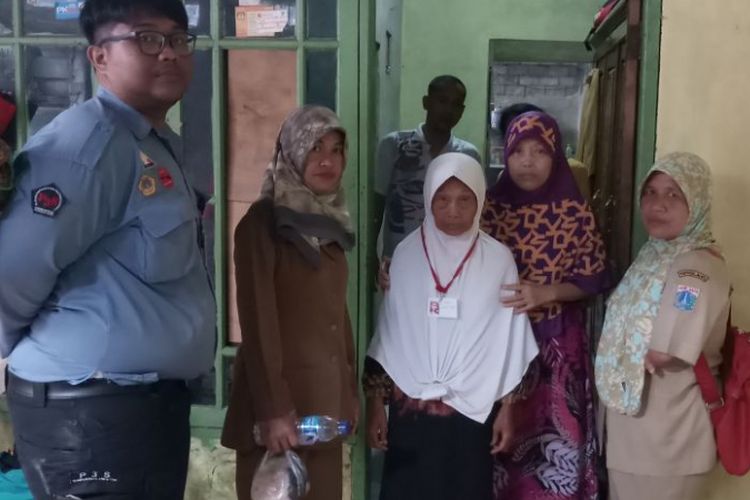 Seorang lansia nyasar dari Bekasi di pulangkan Satuan Pelaksana Sosial Kecamatan Cakung, Jakarta Timur, Selasa (13/3/2018)