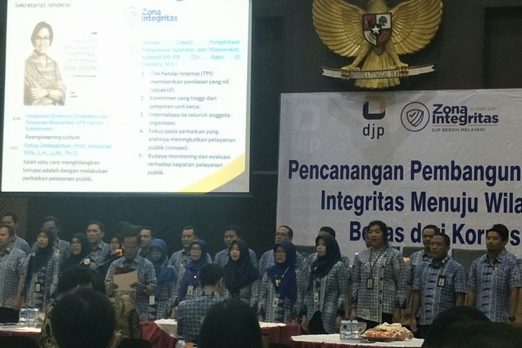 Pegawai KPP Madya Jakarta Pusat saat deklarasi pencanangan zona integritas menuju wilayah bebas korupsi, Jakarta, Selasa (5/3/2019)