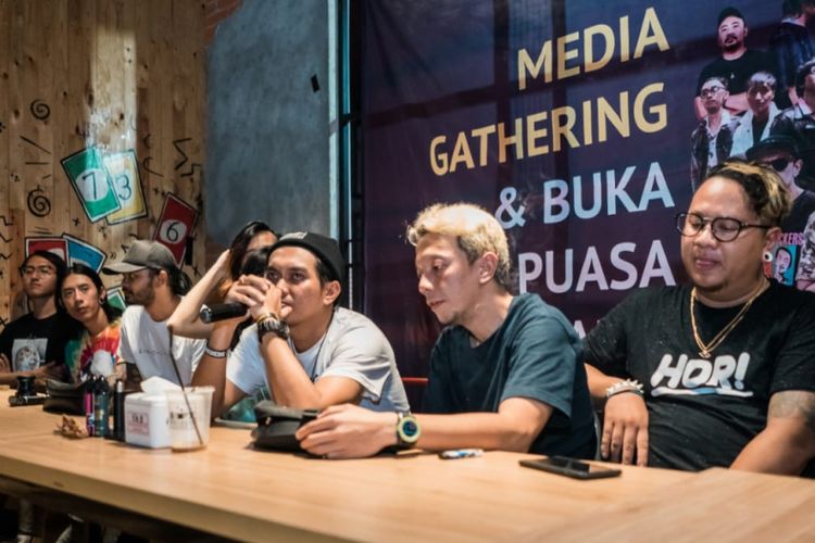 Rocket Rockers menggelar jumpa pers di sela acara buka puasa bersama di kawasan Tebet Raya, Jakarta Selatan, Jumat (25/5/2018). Vokalis Rocket Rockers, Aska, menyampaikan rasa terkejutnya atas keputusan mengundurkan diri gitaris Lowp.
