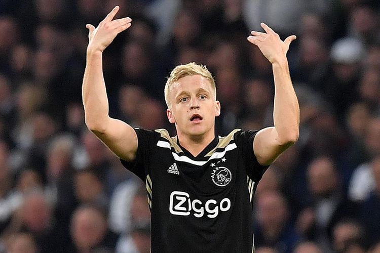 Donny van de Beek menjadi rebutan Barcelona dan Real Madrid.