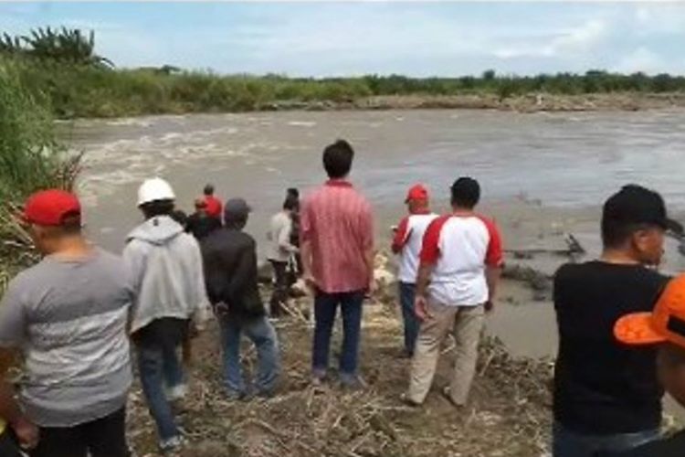 Warga desa Lariang kabupaten Pasangkayu sulawesi barat cemas lantaran tanggul sungai lariang yang jebol hingga sempat merendam 3 dusun pada awal tahun 2018 ingga kini tak kunjung dibenahi pemerintah