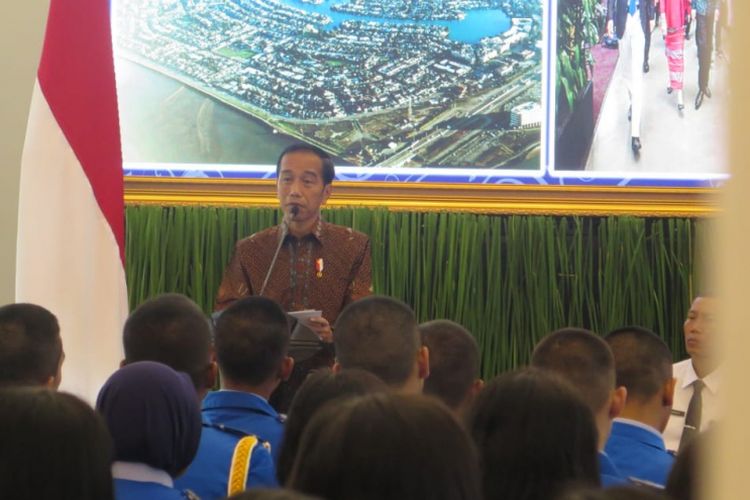 Presiden Joko Widodo saat menerima pelajar SMA Taruna Nusantara di Istana Kepresidenan Bogor, Jawa Barat, Senin (4/3/2019).