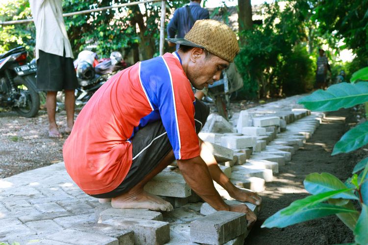 Pembangunan desa, seperti pemasangan paving block, berasal dari dana desa. Sejak dana desa dikucurkan, pembangunan infrastruktur sampai ke pedesaan. 