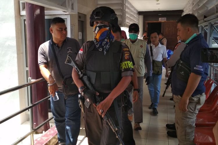 Aparat kepolisian diperbantukan dalam pengamana ruang kerja Bupati Bengkayang, Kalimantan Barat, oleh KPK Jumat (6/9/2019).