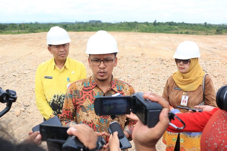 Koordinator Supervisi KPK Wilayah 7, Rosma Ali Yusuf, diwawancarai sejumlah media saat melakukan sidak ke salah satu perusahaan tambang di Kabupaten Banjar, Kalimantan Selatan. (18/7/2019). 