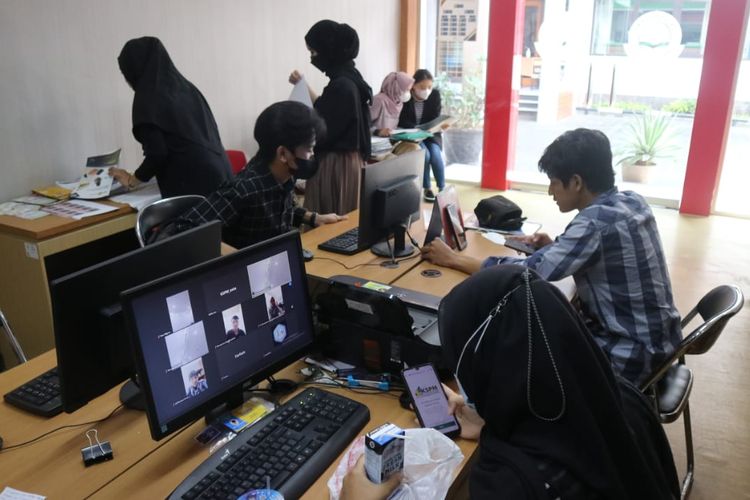 Sejumlah mahasiswa melakukan kegiatan di Galeri Investasi BEI di Universitas Sangga Buana (USB), Bandung. 