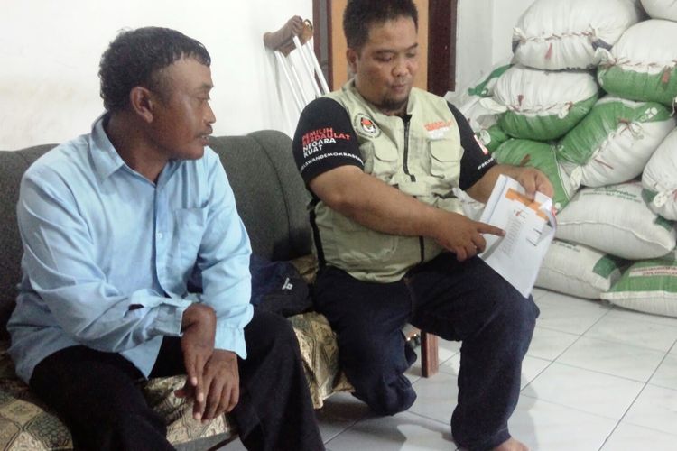 Suliyono saat mensosialisasikan Pemilu dan cara menggunakan hak suara kepada Trisnanto, pemilih dari kalangan disabilitas asal Desa Glagahan Kecamatan Perak Kabupaten Jombang, Sabtu (6/4/2019).