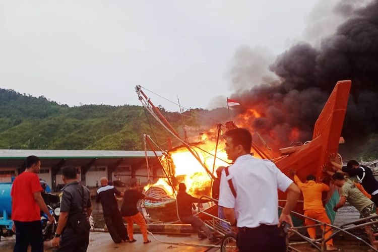 Kapal Motor Daya Cipta terbakar, dua ABK-nya yang berada di dalam kapal terperangkap api hingga meninggal dunia, Selasa (30/4/2019) 