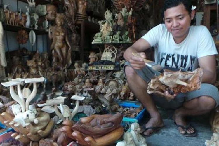 Kerajinan seperti patung jamur dan gajah di Pasar Seni Sukawati, Gianyar, Bali, yang diminati wisatawan.