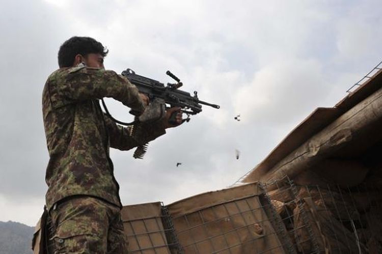 Seorang prajurit Afganistan membalas tembakan ke arah pasukan Taliban dalam sebuah operasi di distrik Dur Baba dekat perbatasan dengan Pakistan di provinsi Nangarhar.