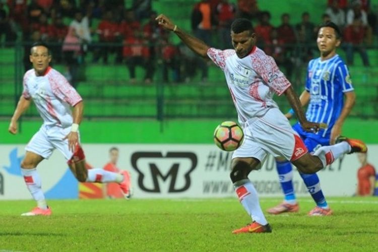 Aksi striker Persipura Jayapura, Marinus Maryanto, dalam laga kontra tuan rumah Persiba Balikpapan pada pekan ketujuh Liga 1 musim 2017 di Stadion Gajayana, Malang, Senin (22/4/2017).