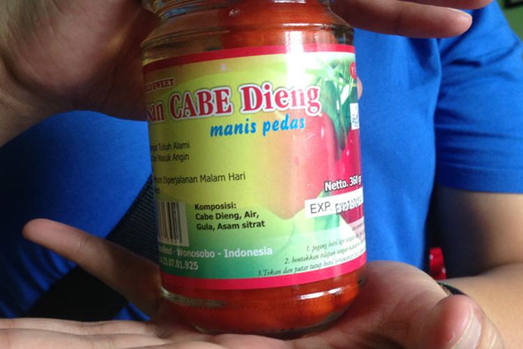Oleh-oleh Manisan Cabe dari Dieng. Manisan cabe ini mulai diproduksi oleh PT Yuasa Food, salah satu produsen pembuat oleh-oleh di Kabupaten Wonosobo, Jawa Tengah. 