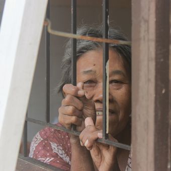 Salah satu lansia penerima manfaat yang menempati kamar isolasi di Panti Pelayanan Sosial Lanjut Usia ‘Dewanata’ Cilacap, Jawa Tengah, Kamis (25/5/2018).
