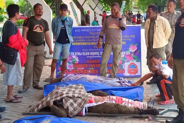 Sejumlah korban gempa  tergeletak di depan RSUD Undata, Palu, Sulawesi Tengah , Sabtu (29/9/2018).