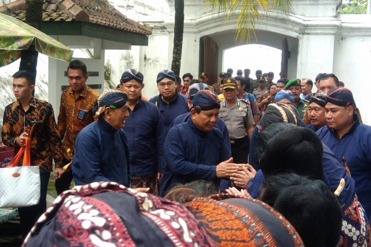 Ketua Umum Gerindra Prabowo Subianto saat berada di makam Raja Imogiri, Bantul, Senin (13/11/2017).