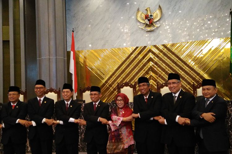 Dewan Komisioner (DK) Otoritas Jasa Keuangan (OJK) periode 2017-2022 resmi dilantik usai dilakukan pengucapan sumpah jabatan di Gedung Mahkamah Agung (MA) Medan Merdeka Utara pukul 11.00 WIB, Kamis (20/7/2017).