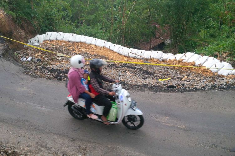 Pengendara motor melintas jalan Sukabumi-Sagaranten yang amlas di Nyalindung,Sukabumi, Jawa Barat, Selasa (24/4/2018)