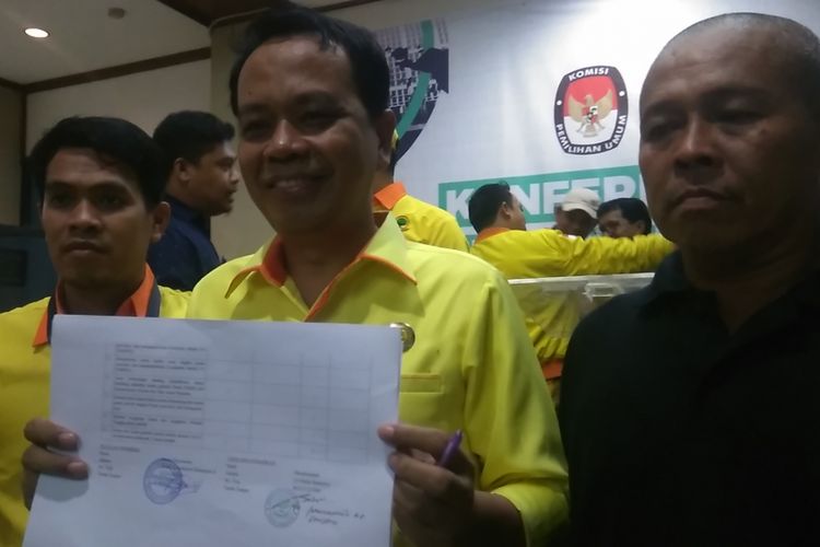 Sekretaris Jenderal Partai Berkarya Badaruddin Andi Picunang memperlihatkan bukti tanda terima pendaftaran dari Komisi Pemilihan Umum (KPU) Pusat, di Jakarta, Selasa (17/10/2017).