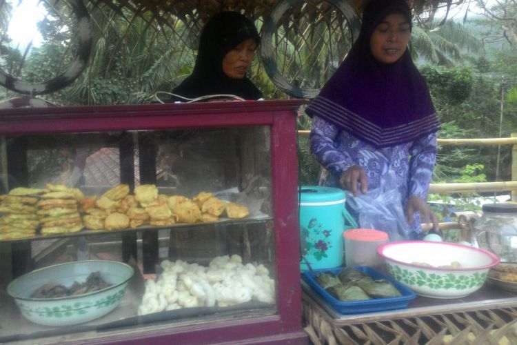 Beberapa pedagang di Dusun Segajih saat sedang berlangsung pasar Ramadhan. Makanan yang dijajakan di sana memang biasa saja, misal ada geblek, makanan khas Kulon Progo. Kemudian tempe, thiwul, growol, dawet, ganyong rebus, gula kelapa, gula semut dan potensi hasil bumi asal Segajih.