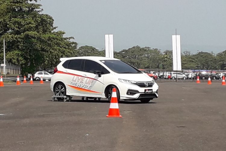 Pelatihan aman berkendara yang digelar PT Honda Prospect Motor (HPM) di kawasan Sirkuit Internasional Sentul, Bogor, Minggu (15/7/2018). Acara bertajuk Honda Safety Driving Clinic ini diikuti oleh para konsumen pengguna Honda dan perwakilan dari berbagai komunitas mobil Honda.
