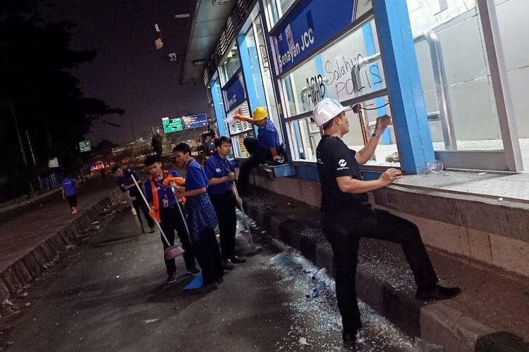 Halte Transjakarta Senayan JCC sedang diperbaiki setelah rusak dalam demonstrasi mahasiswa yang berujung kerusuhan di sekitar Gedung DPR/MPR RI, Selasa (24/9/2019) malam.