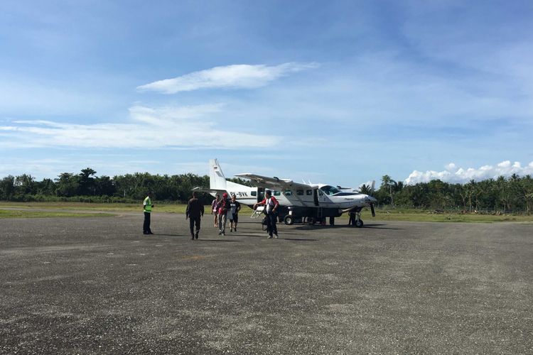 Bandara Emalamo di Kota Sanana, Kepulauan Sula, Maluku Utara, Kamis (12/4/2018). 