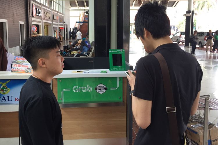 Suasana booth pemesanan GrabCar di Terminal 1B Kedatangan Bandara Soekarno-Hatta, Tangerang, Selasa (24/10/2017). Layanan taksi online dari Grab di bawah naungan Induk Koperasi Kepolisian (Inkoppol) resmi beroperasi mengangkut penumpang di Bandara Soekarno-Hatta per hari Senin (23/10/2017). 