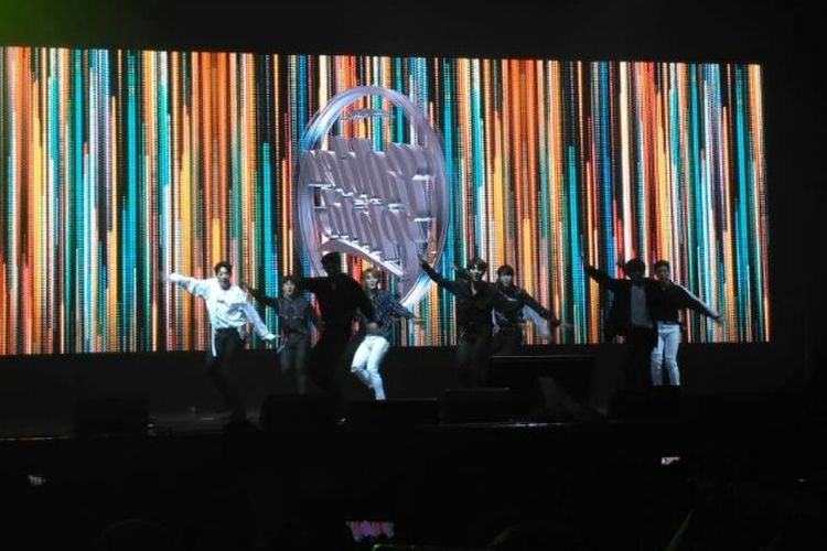 Grup musik K-Pop Golden Child tampil dalam konser amal untuk Palu, Sigi, dan Donggala di The Kasablanka Hall, Tebet, Jakarta Selatan, Jumat (30/11/2018).