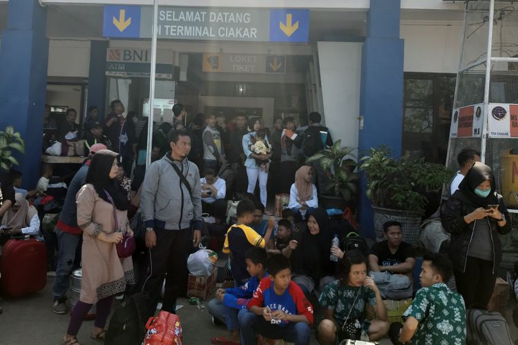 Ribuan calon penumpang bus tujuan Jakarta dan Bekasi terlantar di Terminal Tipe A Ciakar, Sumedang, Jawa barat, Minggu (9/6/2019) siang. AAM AMINULLAH/KOMPAS.com